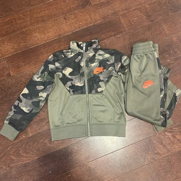 Nike Toddler Hoodie and Joggers Pants Two-piece Track Set - Picture 1 of 8